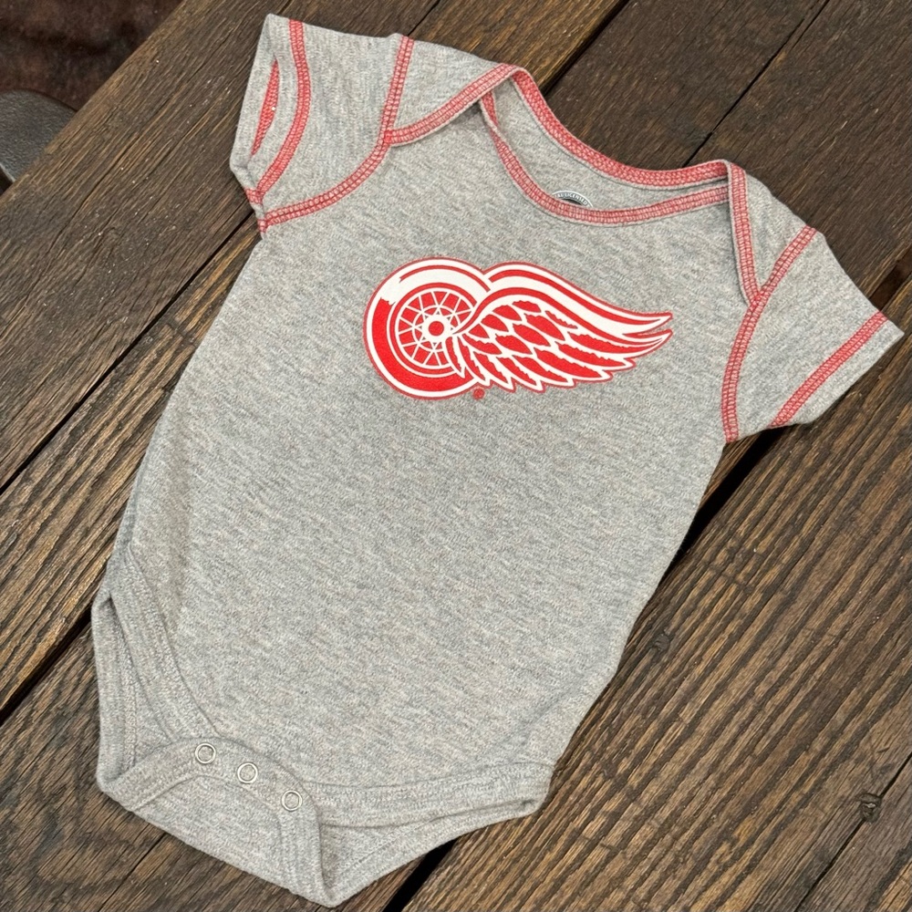 NHL Detroit Red Wings Baby Hockey Short Sleeve Gray & Red Romper / shirt  6-9M